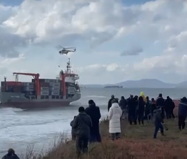 в Приморском крае контейнеровоз сел на мель и переломился пополам - фото - 1