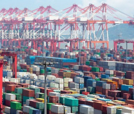 пожары заставили порт Шанхай временно прекратить операции с опасными грузами - фото - 1