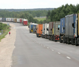 большегрузы встали в очередь на российско-китайской границе - фото - 1