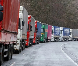 пункт пропуска в Забайкальске обрабатывает примерно 70 машин в день. В очереди стоят около двухсот - фото - 1